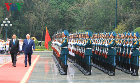 Chủ tịch nước Trần Đại Quang và Tổng thống Israel Reuven Ruvi Rivlin duyệt đội danh dự Quân đội nhân dân Việt Nam.
